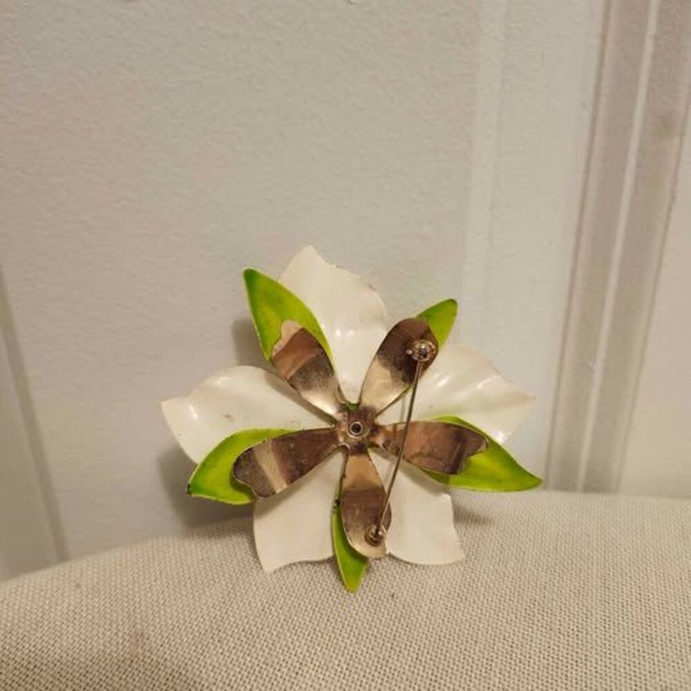 Vintage Sarah Coventry "Polynesian" Enamel Flower Brooch Pin (1967) - Picture 4 of 9